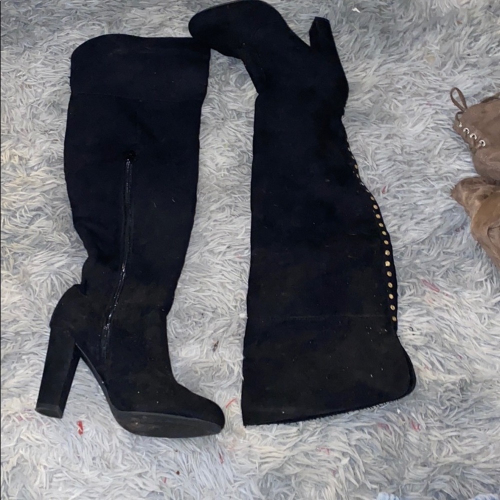 Black heeled knee boots